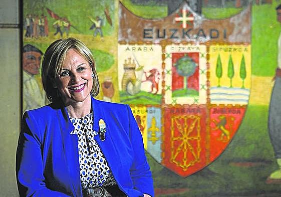 La presidenta del PNV de Bizkaia, Itxaso Atutxa, posa frente a uno de los cuadros que hay en Sabin Etxea.