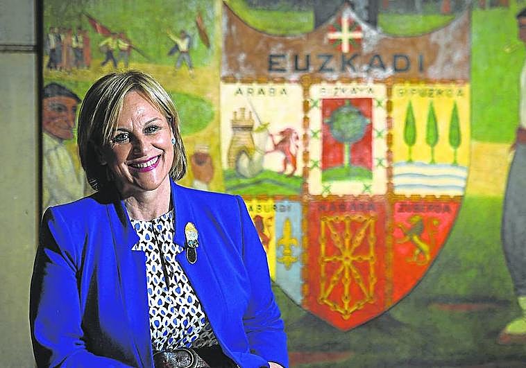La presidenta del PNV de Bizkaia, Itxaso Atutxa, posa frente a uno de los cuadros que hay en Sabin Etxea.