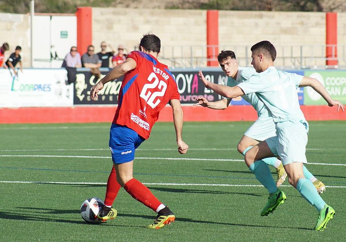 Néstor, que ha gozado de una buena ocasión, centra ante la presión de dos rivales.