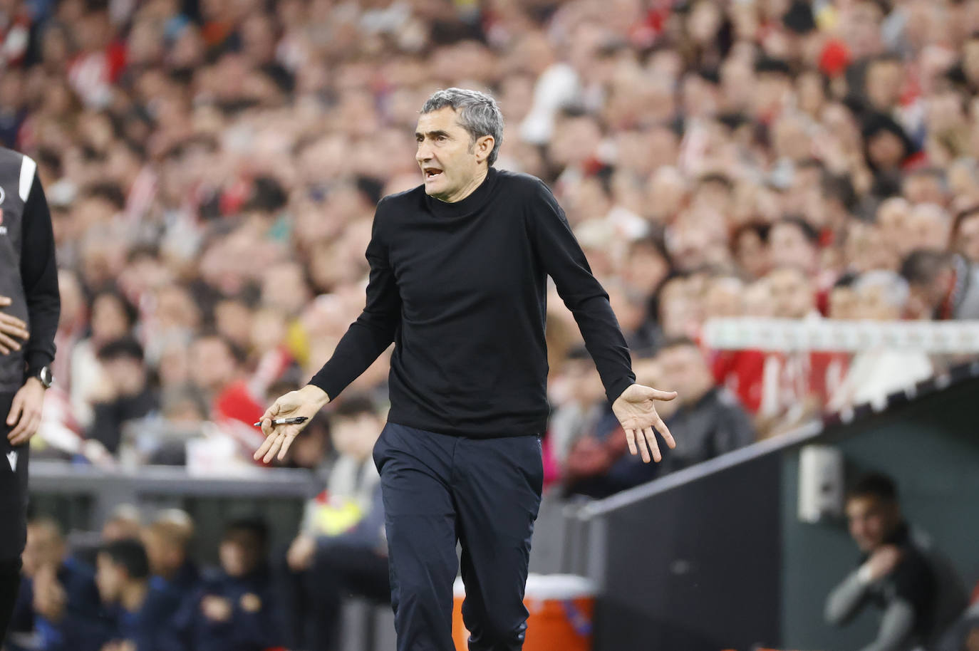 Ernesto Valverde gesticula durante el partido.
