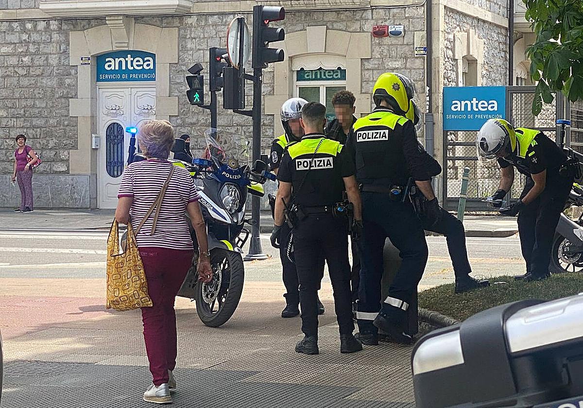 Policías locales con un sospechoso durante una actuación previa a estos hechos.