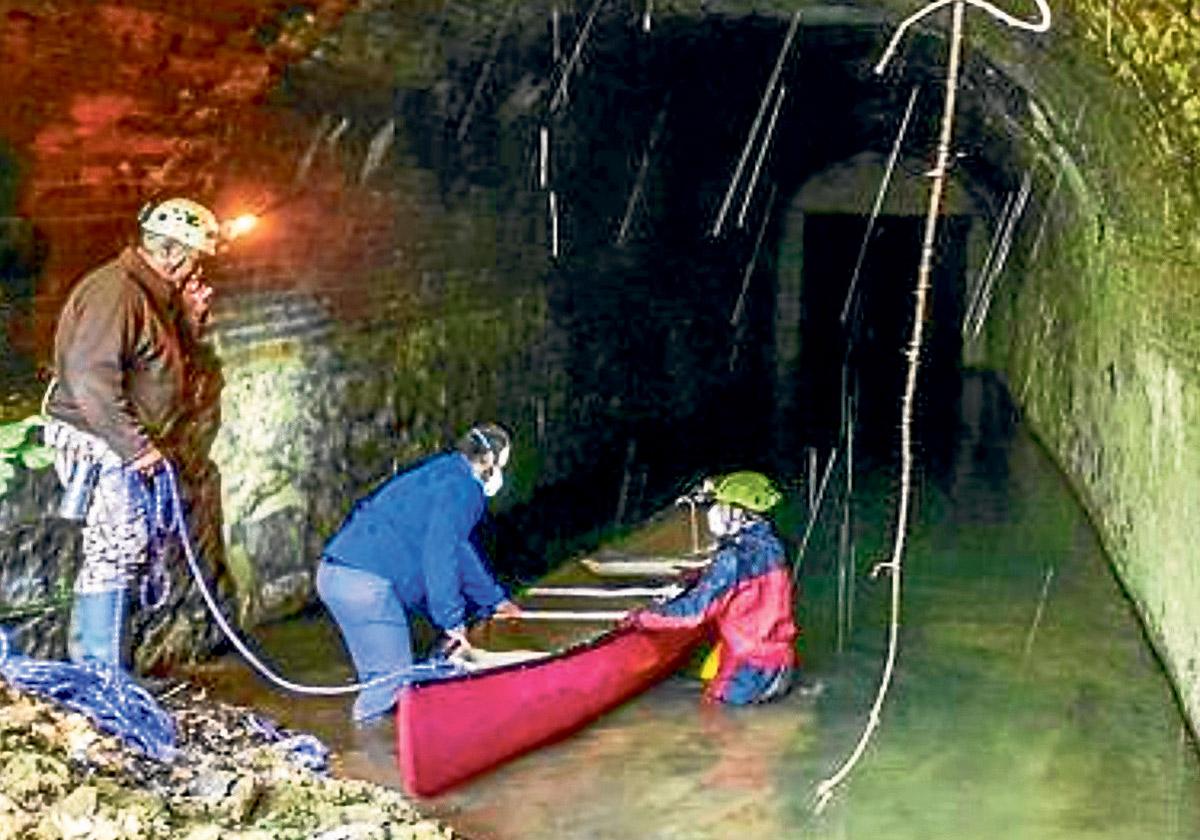 Para realizar la inspección del túnel hace dos años se empleó una canoa porque la entrada estaba anegada.