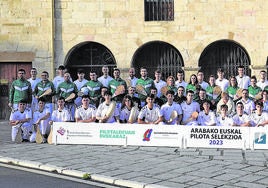 Componentes de la selección alavesa posan en la presentación del torneo en la Basílica San Prudencio.