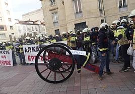Protesta de bomberos junto al Palacio foral, donde se encuentra la sede de la Diputación.