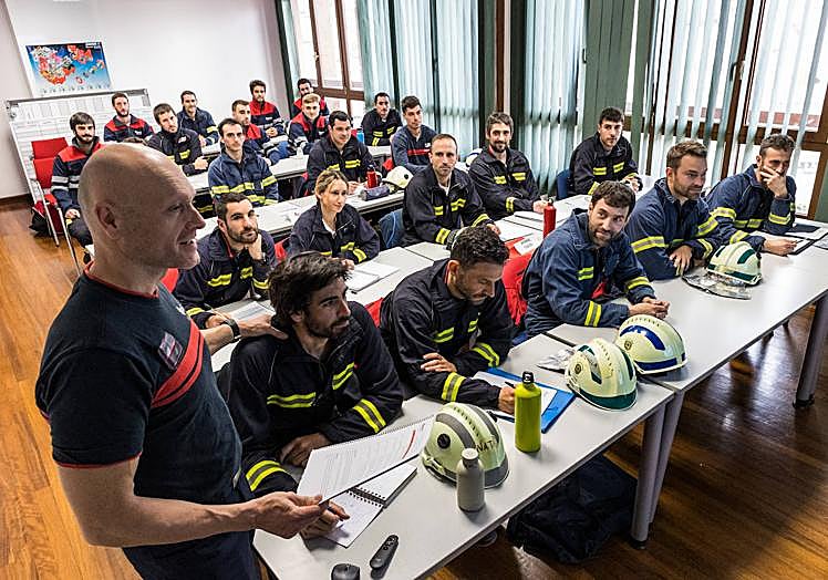 Gerardo Santa Coloma, junto a los alumnos, durantre la clase teórica.