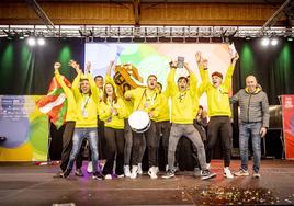 Alumnos de San Fidel celebran sus triunfos en la competición tecnológica de Euskadi celebrada en Mondragón el primer fin de semana de este mes.