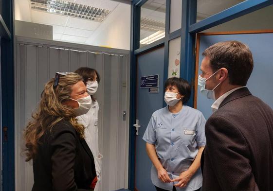 La consejera de Salud, Gotzone Sagardui, y Xabier Zubiaur, alcalde de Sondika, han visitado el centro médico en la mañana de este miércoles.