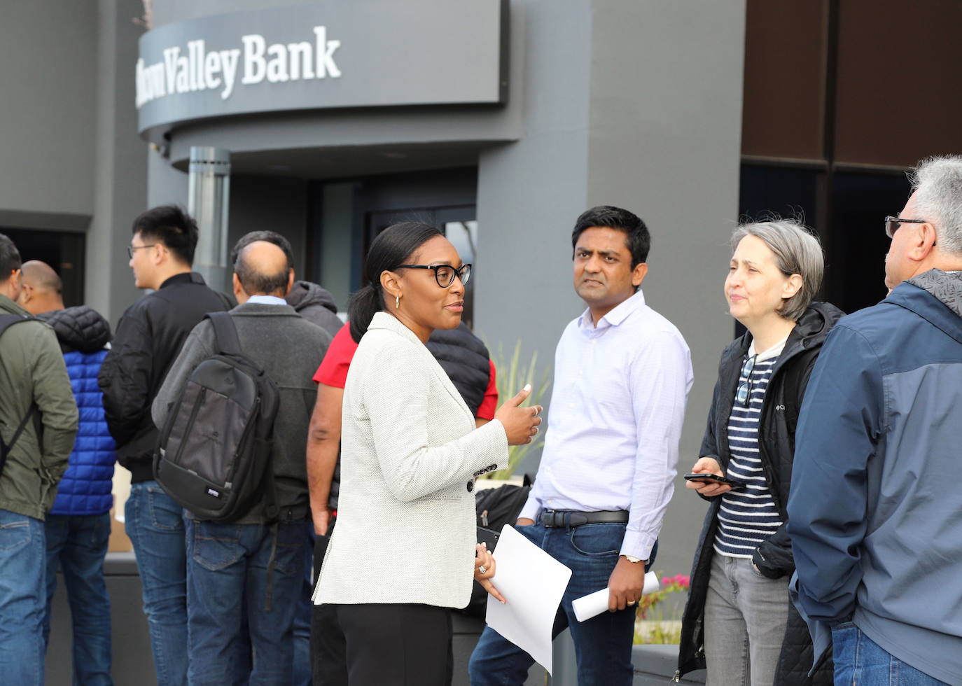 Imagen - Clientes en el exterior de las oficinas del Silicon Valley Bank en Santa Clara, California.