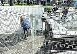 La escultura de Wynton Marsalis, vallada para su restauración.