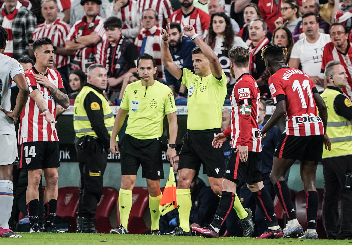 Gil Manzano se dispone a anular, tras consultar las imágenes, el gol de Iñaki que daba el empate al Athletic ante el Barcelona.