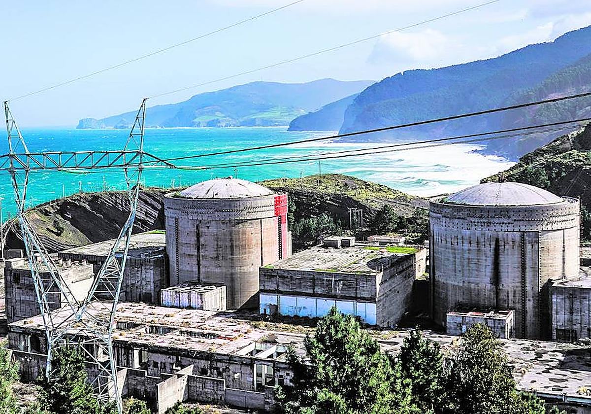 La planta. La central, fotografiada ayer, nunca entró en funcionamiento y su construcción fue paralizada hace 39 años.