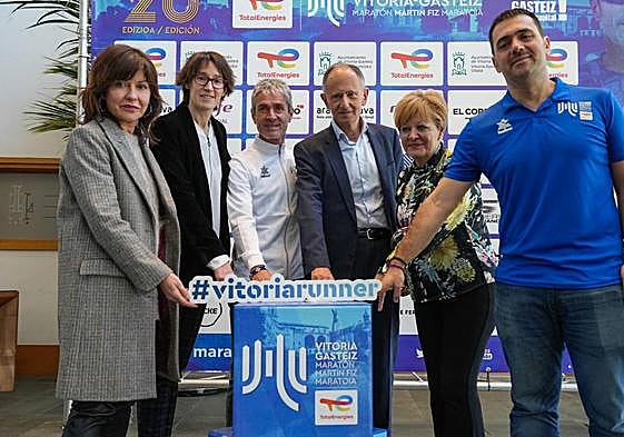 Martín Fiz, junto a los patrocinadores del Maratón.