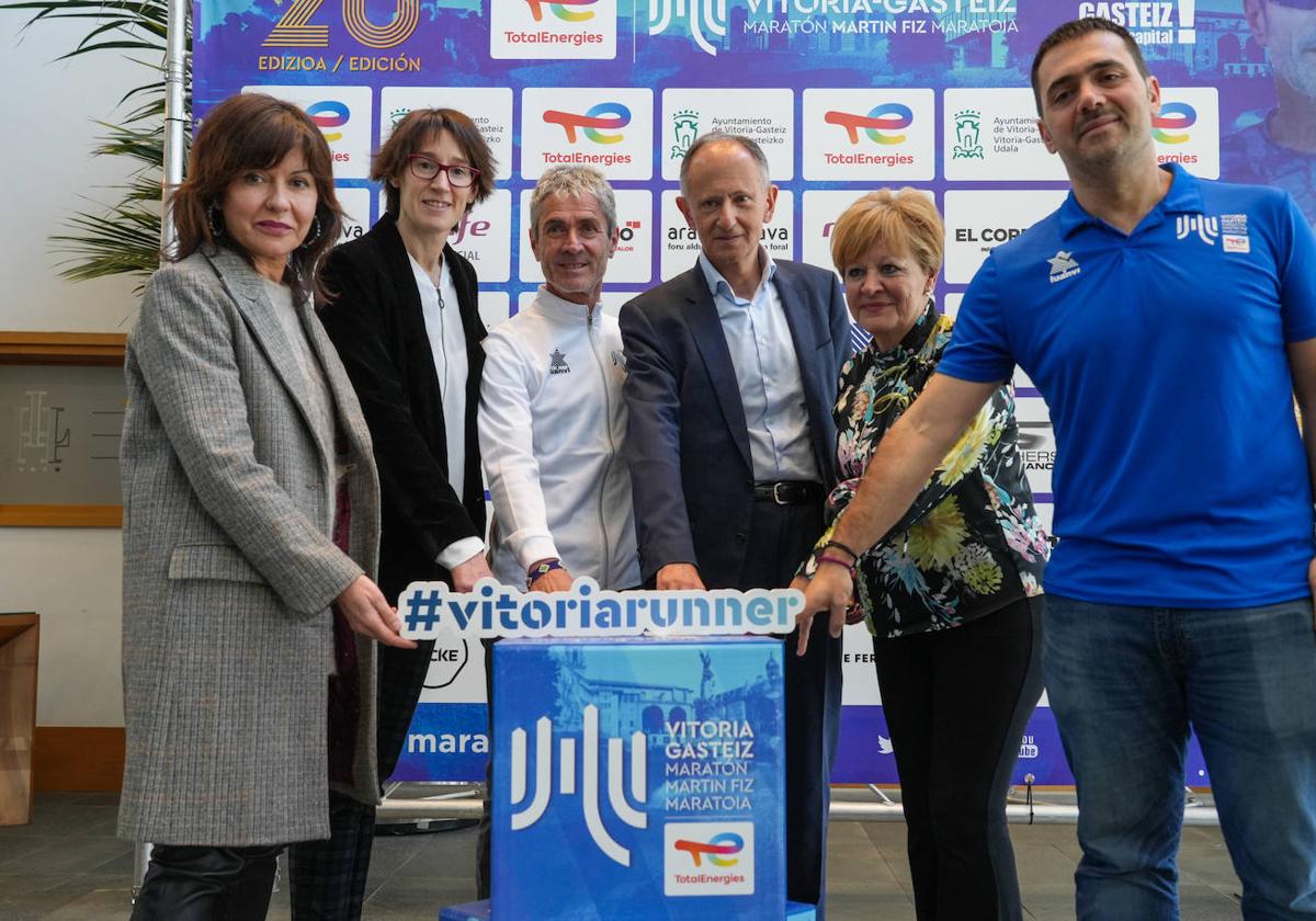 Martín Fiz, junto a los patrocinadores del Maratón.