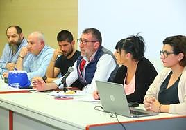 Roberto López de Davalillo, con parte de su junta directiva.