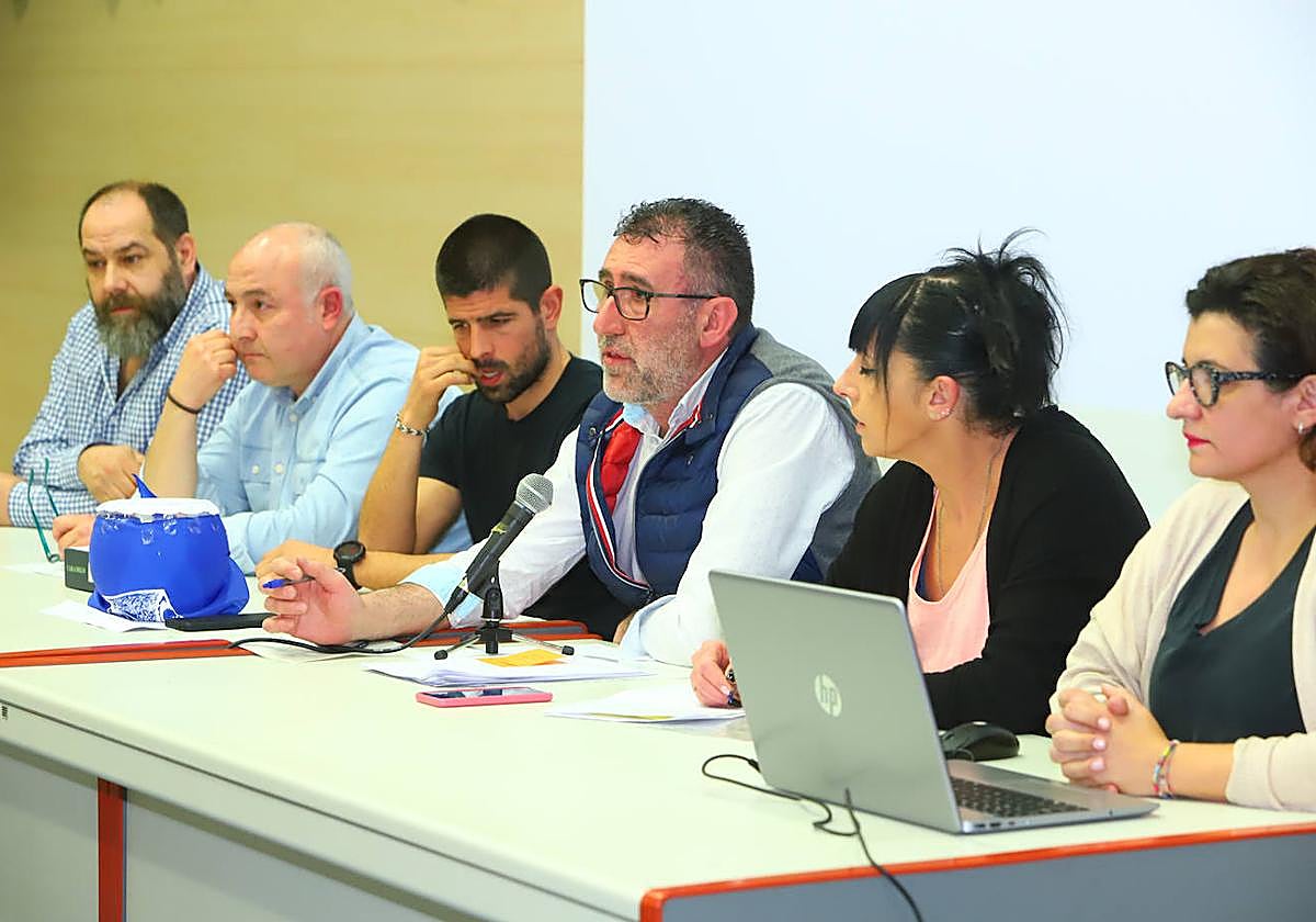 Roberto López de Davalillo, con parte de su junta directiva.