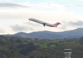 Un avión de Volotea despega del aeropuerto de Bilbao.