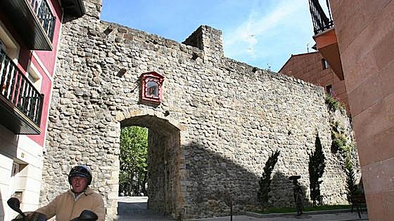 Bermeo recupera la historia de su muralla