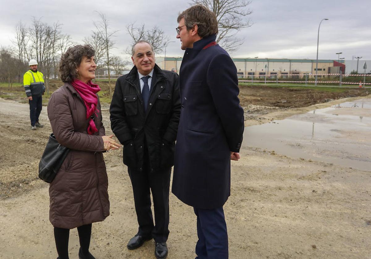 El consejero Iñaki Arriola, junto al alcalde Gorka Urtaran y Ana Oregi.