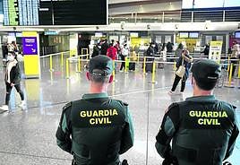 Una pareja de guardias civiles vigila la terminal de Loiu.