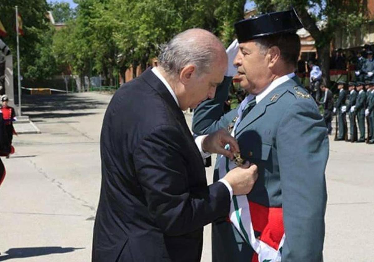 El exministro Fernández Díaz condecora al teniente general Vázquez Jarava, principal imputado en el 'caso cuarteles' en el año 2014.