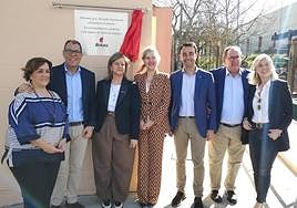 Diputación, Juntas Generales y alcaldes de la comarca junto a la placa que conmemora la labor de las mujeres de la minería.