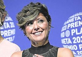 Sonsoles Ónega, con su trofeo durante la entrega del Planeta.