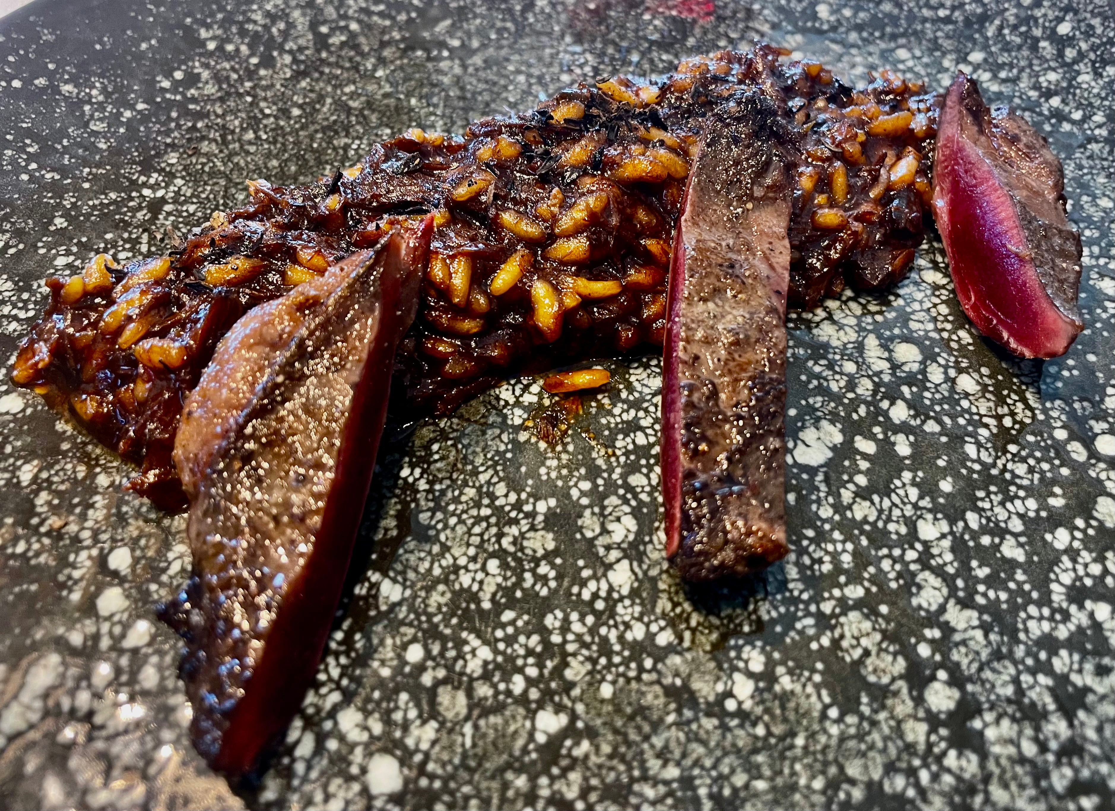 Sabroso arroz de paloma torcaza con su pechuga.