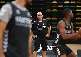 Ponsarnau dirige un entrenamiento con sus jugadores en el Bilbao Arena.