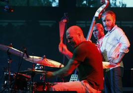 El baterista Dave King y el contrabajo Reid Anderson, de The Bad Plus, junto a Joshua Redman en el concierto de hace una década en Mendizorroza