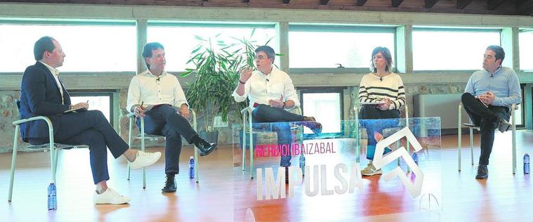 Los alcaldes de Basauri, Asier Iragorrri, Galdakao, Iñigo Hernando, Arrigorriaga, Maite Ibarra y Etxebarri, Loren Oliva charlaron ayer en la Taberna Mayor de Basauri con el responsable de la Edición Impresa, Antonio Santos.