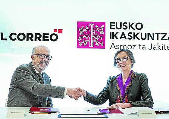 El director de EL CORREO, José Miguel Santamaría, y la presidenta de Eusko Ikaskuntza, Ana Urkiza.