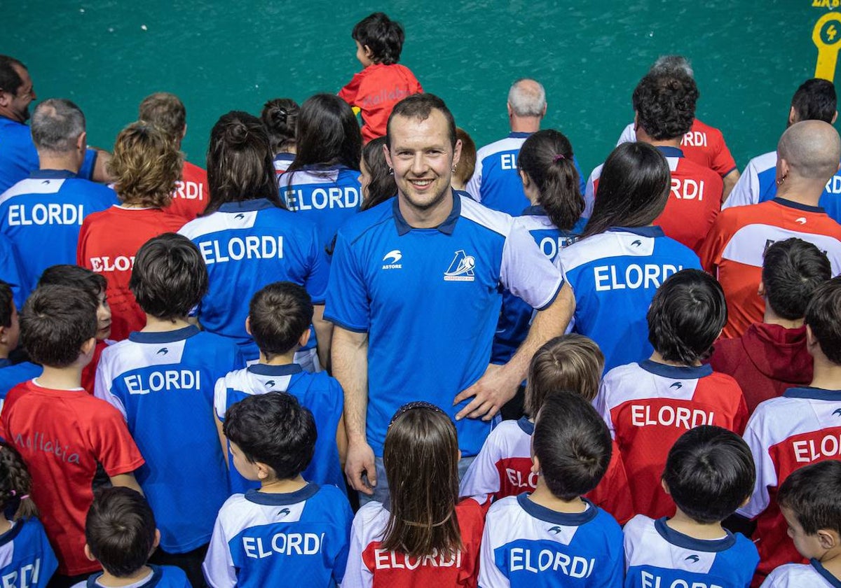 Aitor Elordi, rodeado de un grupo importante de seguidores con su camiseta.