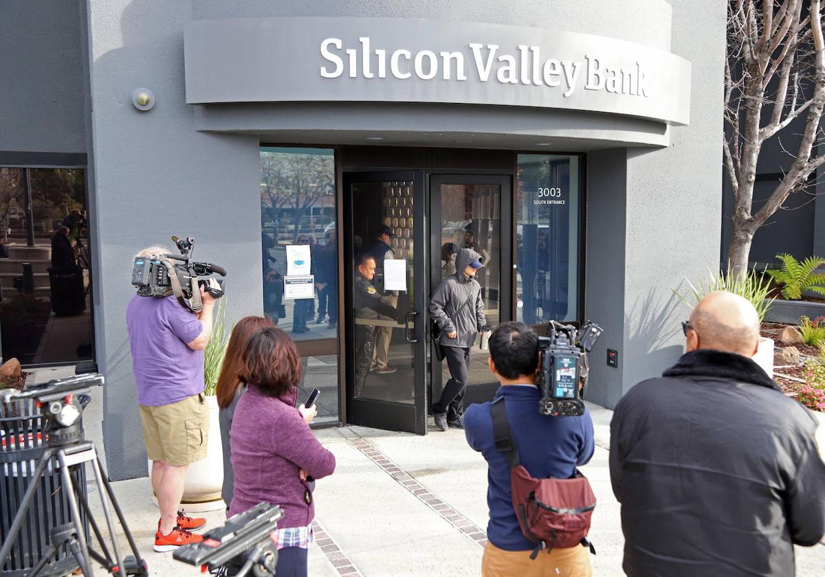 Periodistas apostados en la entrada de la sede del Silicon Vallley Bank.