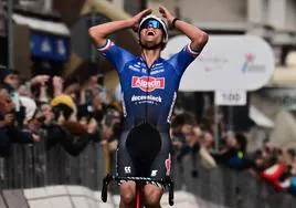 Van der Poel celebra el triunfo en la Milán-San Remo.