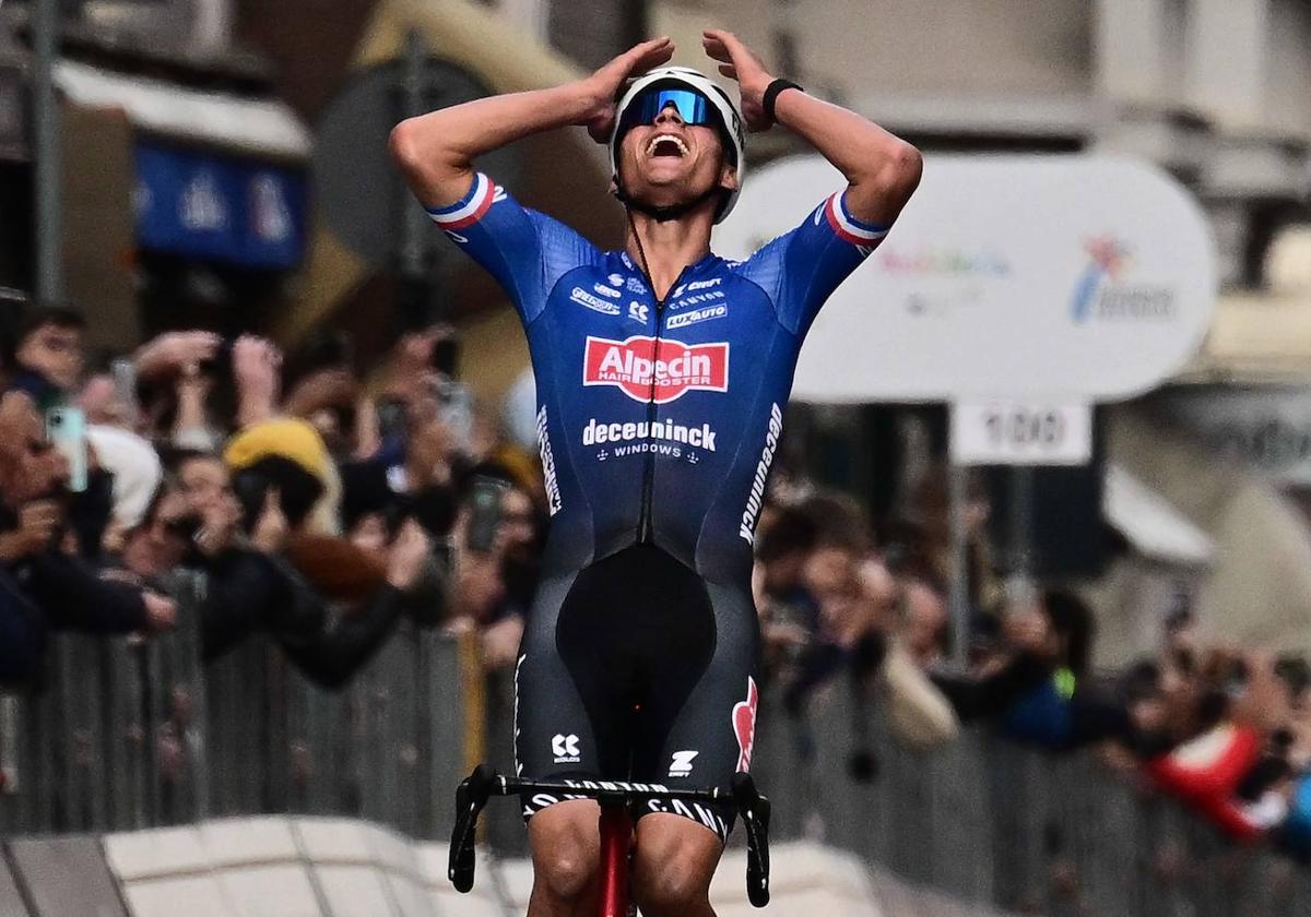 Van der Poel celebra el triunfo en la Milán-San Remo.