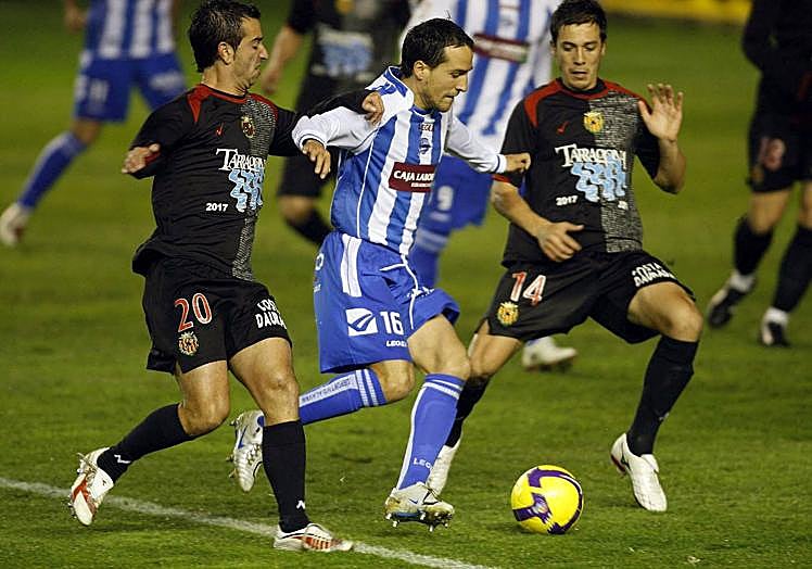 Imagen principal - El jugador vitoriano vivió un duro descenso de categoría con el Alavés en el curso 2008-09 y disputó con el Athletic su primer partido en Primera. En la foto vertical, junto a su hijo Aritz, con el que se midió en un amistoso estival. 