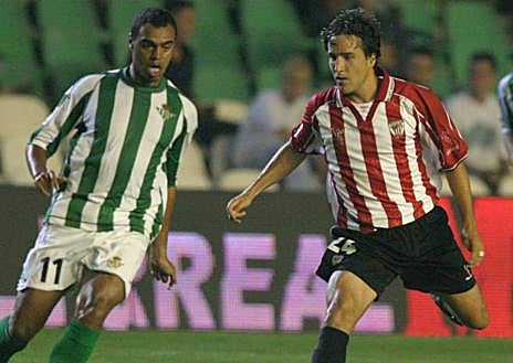 Imagen secundaria 1 - El jugador vitoriano vivió un duro descenso de categoría con el Alavés en el curso 2008-09 y disputó con el Athletic su primer partido en Primera. En la foto vertical, junto a su hijo Aritz, con el que se midió en un amistoso estival. 