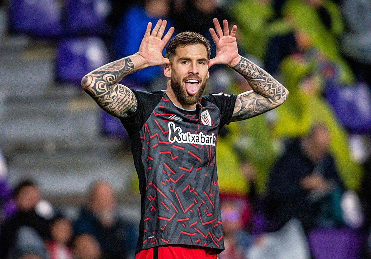 Iñigo Martínez celebra el gol que marcó en el Zorrilla.