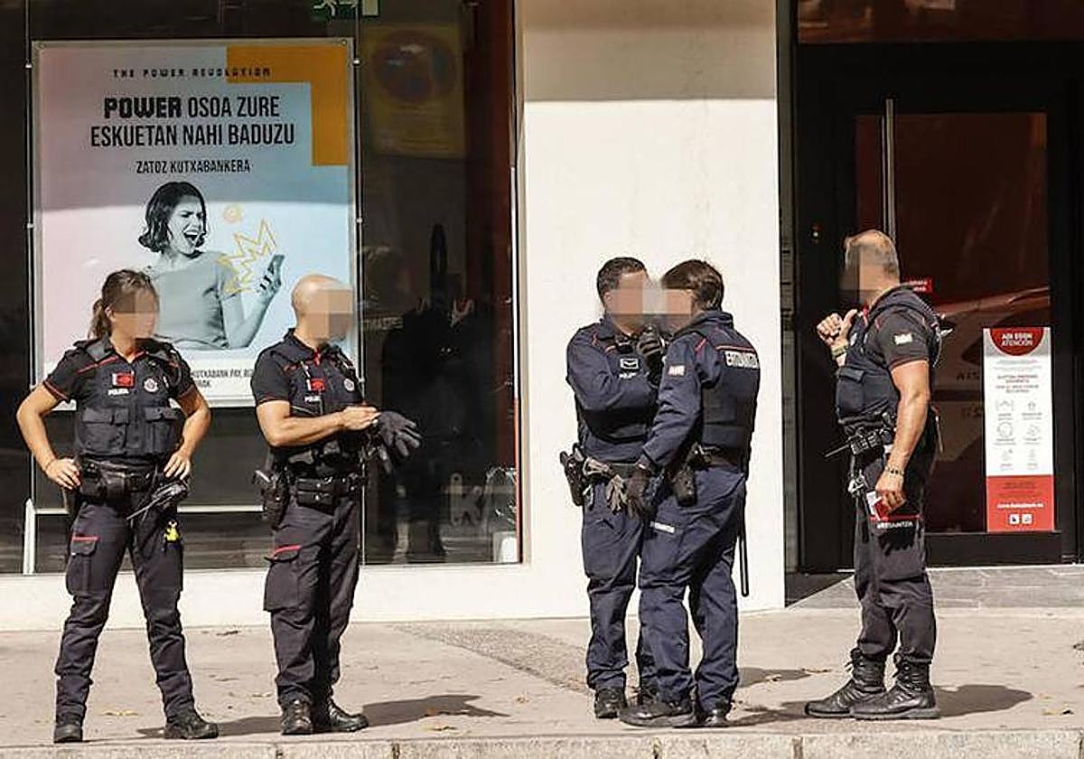 Agentes de la Ertzaintza, en una operación anterior a la que se relata en la información.