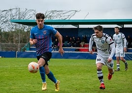 Fruniz controla el balón ante la presión jugador urduliztarra Marcos.