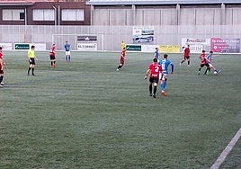 Escobar presiona la salida de un defensa local, mientras Bravo vigila en corto a Cota.