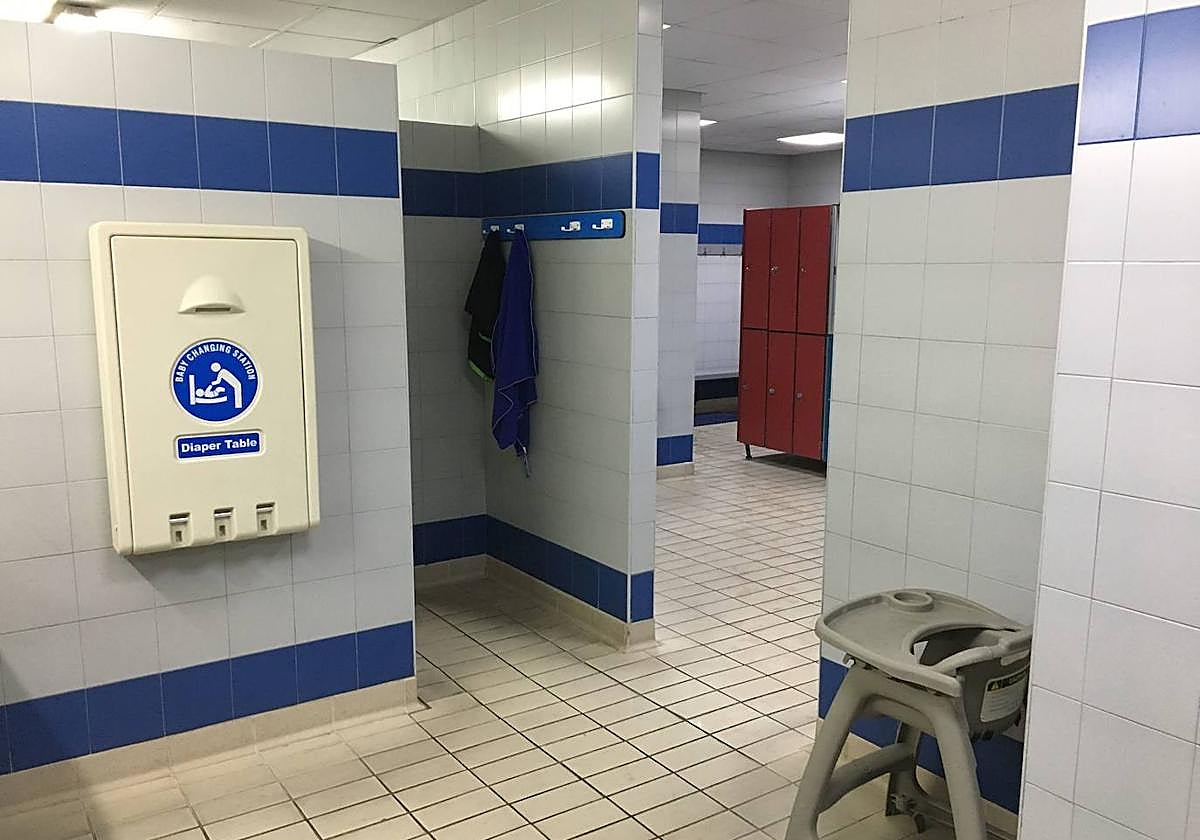 Las personas trans pueden solicitar «con prioridad» baños individuales