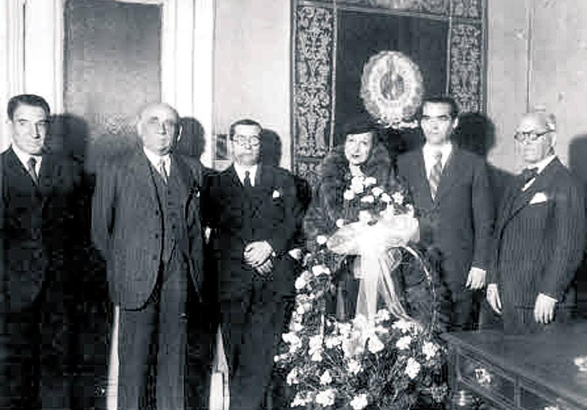 García Lorca con Margarita Xirgu, durante su visita a la sociedad El Sitio.