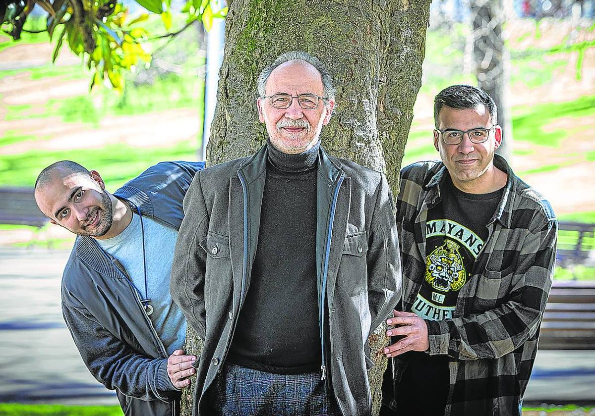 Tres mosqueteros, Martín, Jose y Naiel. Jose Ibarrola tuvo a su primer hijo, Naiel (a la derecha), cuando tenía 31 años y no recuerda haber sentido ni pánico ni una responsabilidad abrumadora. La crianza fue «un proceso natural, sin demasiados quebraderos de cabeza». Lo fundamental era «hacerles ver siempre la verdad, adaptada a sus años». Así forjaron su personalidad.