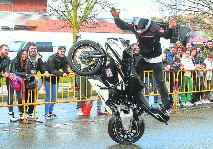 Acrobacias. El público disfrutó al verlas y hoy habrá otro pase a las doce del mediodía.