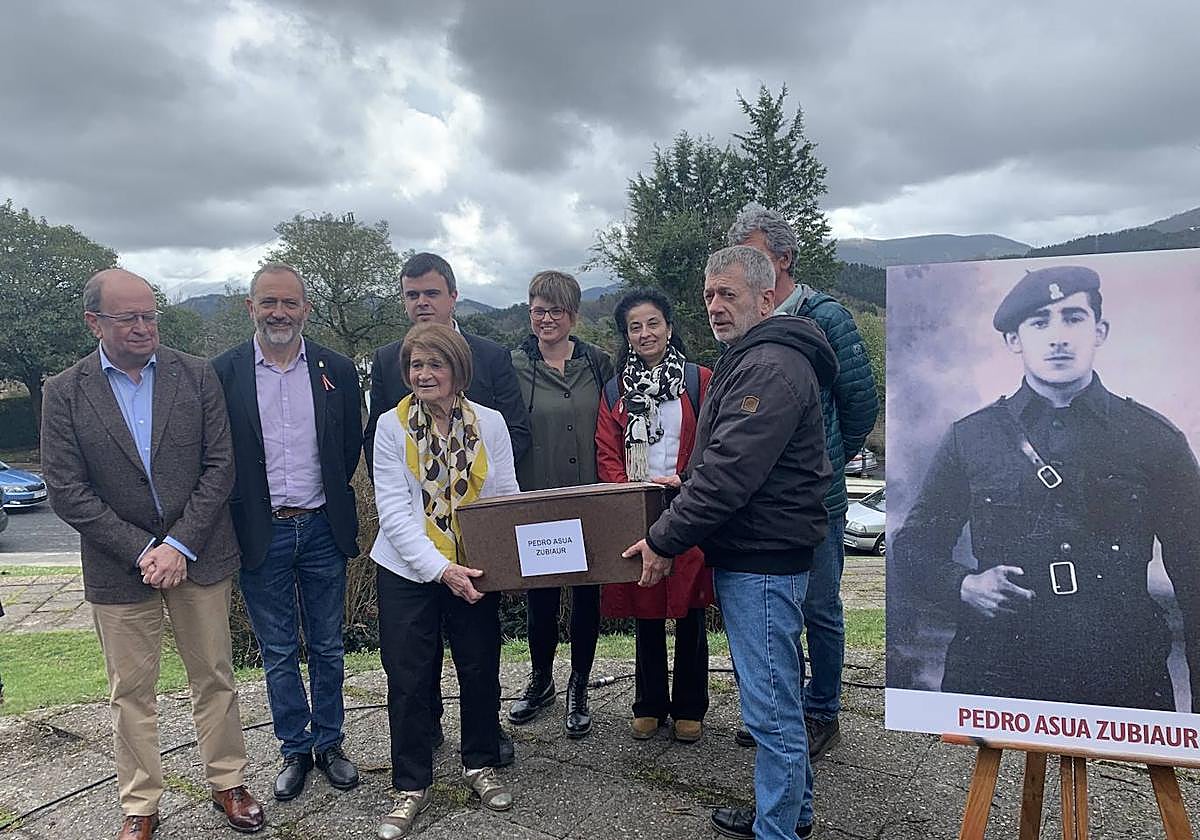 Acto de entrega de los restos mortales de Pedro Asua en Galdakao