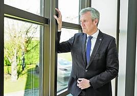 El presidente de la Xunta posa el lunes en una sala de Lehendakaritza donde se realizó la entrevista tras la cumbre autonómica.