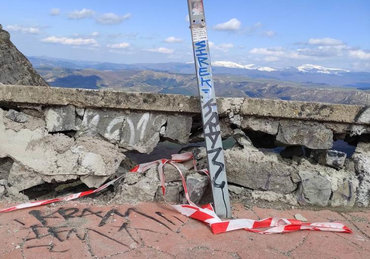 Imagen principal - Los muros de protección en esta zona «parecen papel de fumar» se quejan los usuarios.