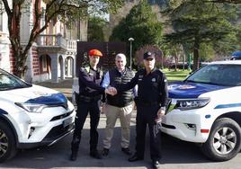 El alcalde de Güeñes, Juan Andrés Iragorri, junto a representantes de la Policía Local y Ertzaintza.