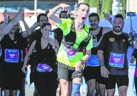 Álex Roca celebra su llegada a meta en el maratón de Barcelona